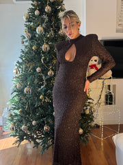 ABITO LUNGO CON APPLICAZIONI MARRONE