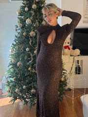 ABITO LUNGO CON APPLICAZIONI MARRONE